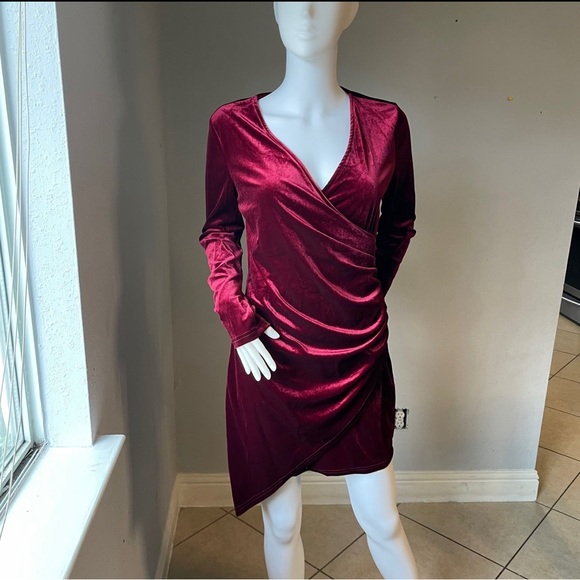 Shein Bae Wrap Front Ruched Detail Velvet Dress
Size Large for size 10 - Picture 4 of 9